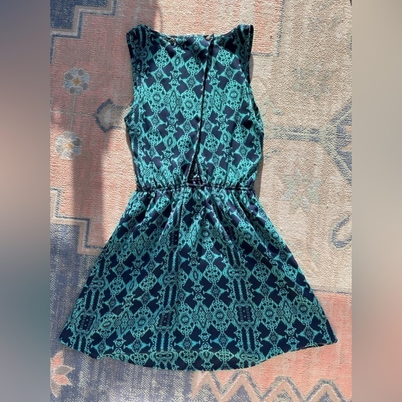 Peach LOVE CA FIT & FLARE DRESS IN NAVY BLUE & AQUA - SMALL - CINCHED WAIST - Picture 6 of 10